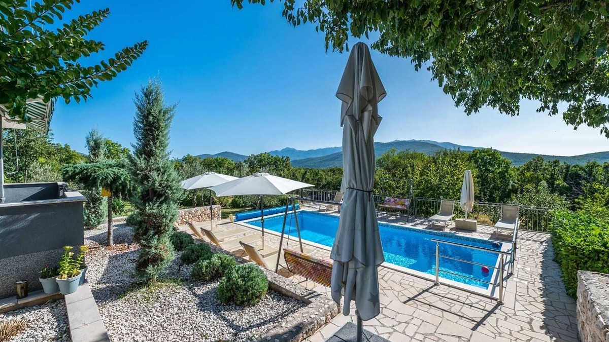 Lovrec Villa | Family Villa Old Garden with heated swimming pool and tavern