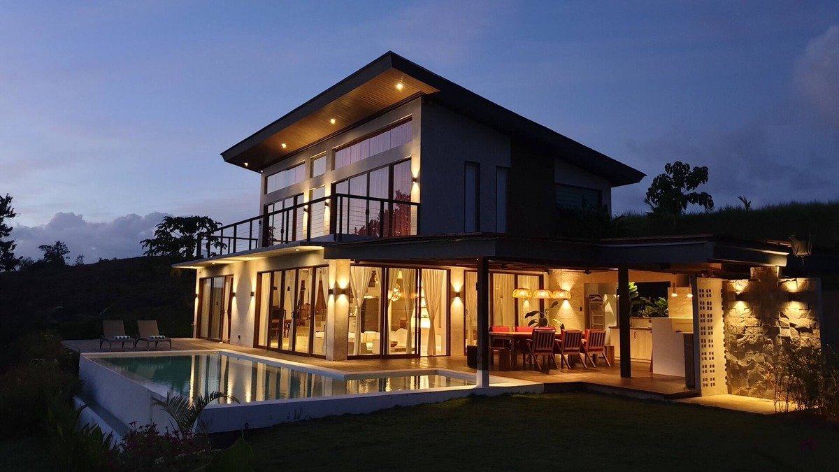 General Luna Villa | Family Villa & Presidential Infinity Pool close to Cloud 9 Surf Spot