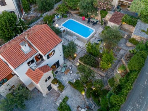 Cove Makarac (Milna) Villa | Family Villa Rošin with Garden&Pool
