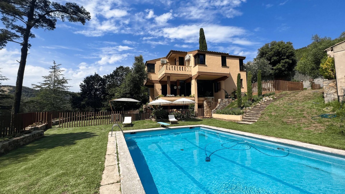 Orrius Ski Chalet | Family villa with large pool near Barcelona