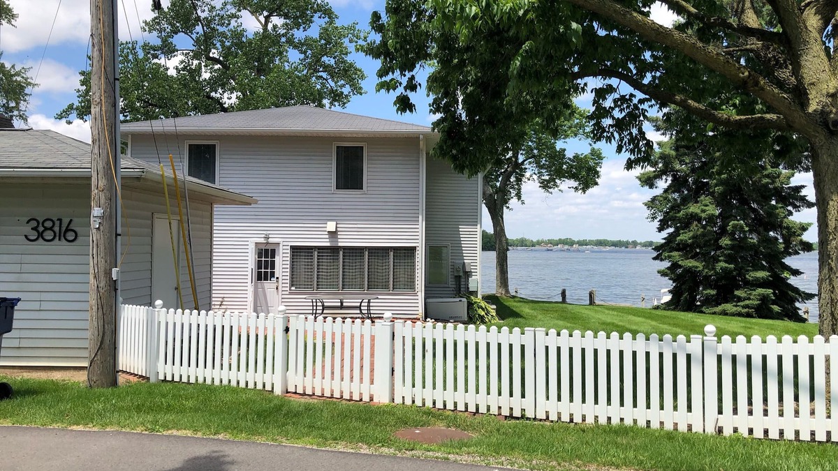 Millersport House | Family Waterfront Lakehouse with Large Side Yard and Picture Perfect Sunsets!