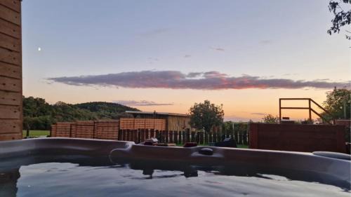 Rezi Apartment | Family Wellness Jacuzzi Sauna Wood Fired Hot Tub 8 Min from Heviz