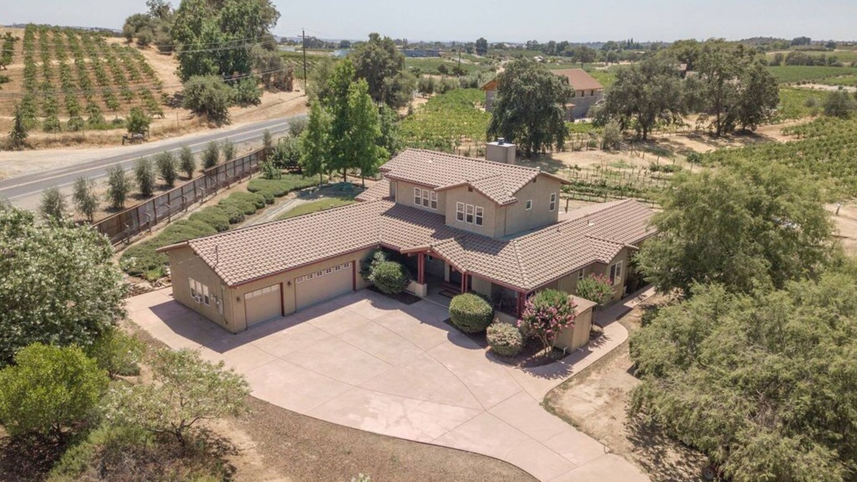 Shenandoah Valley House | Family Winery Estate · Pet-Friendly Home with Vineyard Views