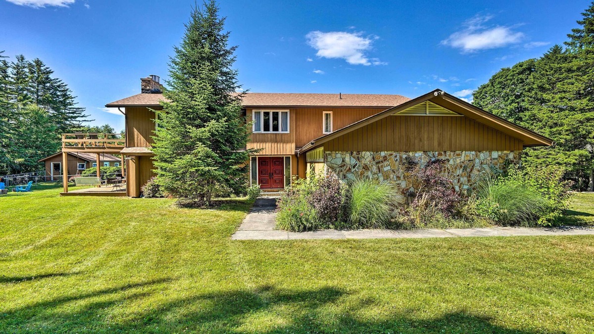 Whitingham House | Family Winter Retreat w/Hot Tub: 14 Mi to Slopes!