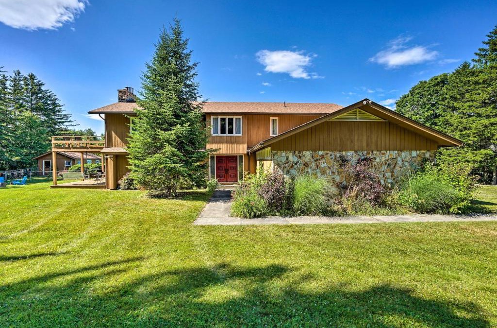 Whitingham House | Family Winter Retreat with Hot Tub 14 Mi to Slopes!