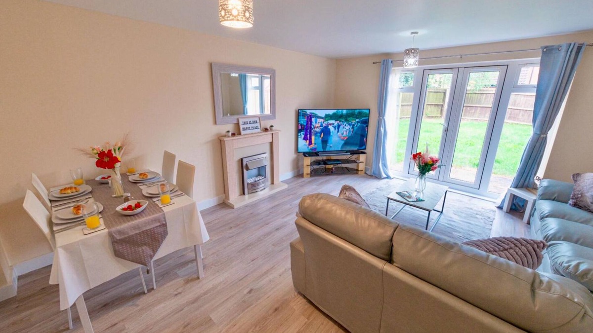 Corby House | FamilyFriendly- PrivateGarden- FreeParking- w/d