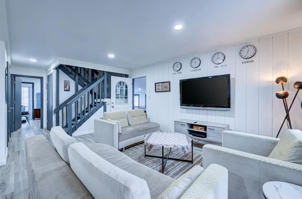 Bushkill House | FamilyHouse w Sauna HorsebackRiding PoolTable