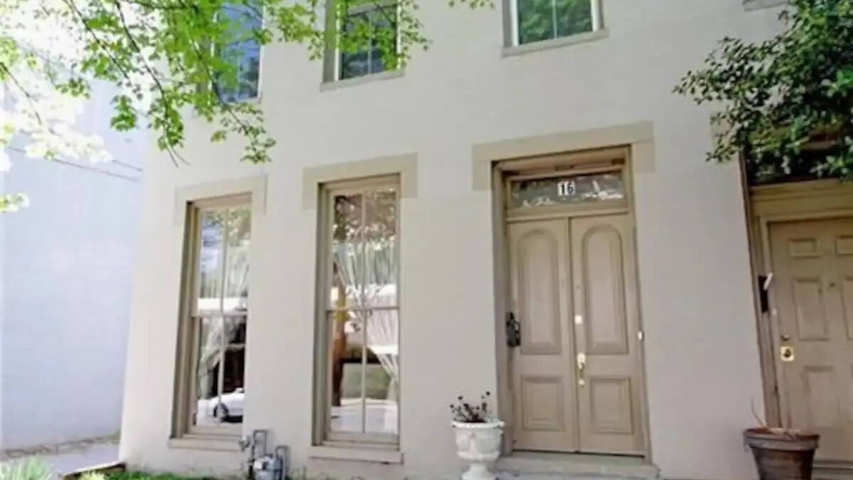 Fan District Apartment | FAN-tastic 2 Bedroom - Furnished Historical House