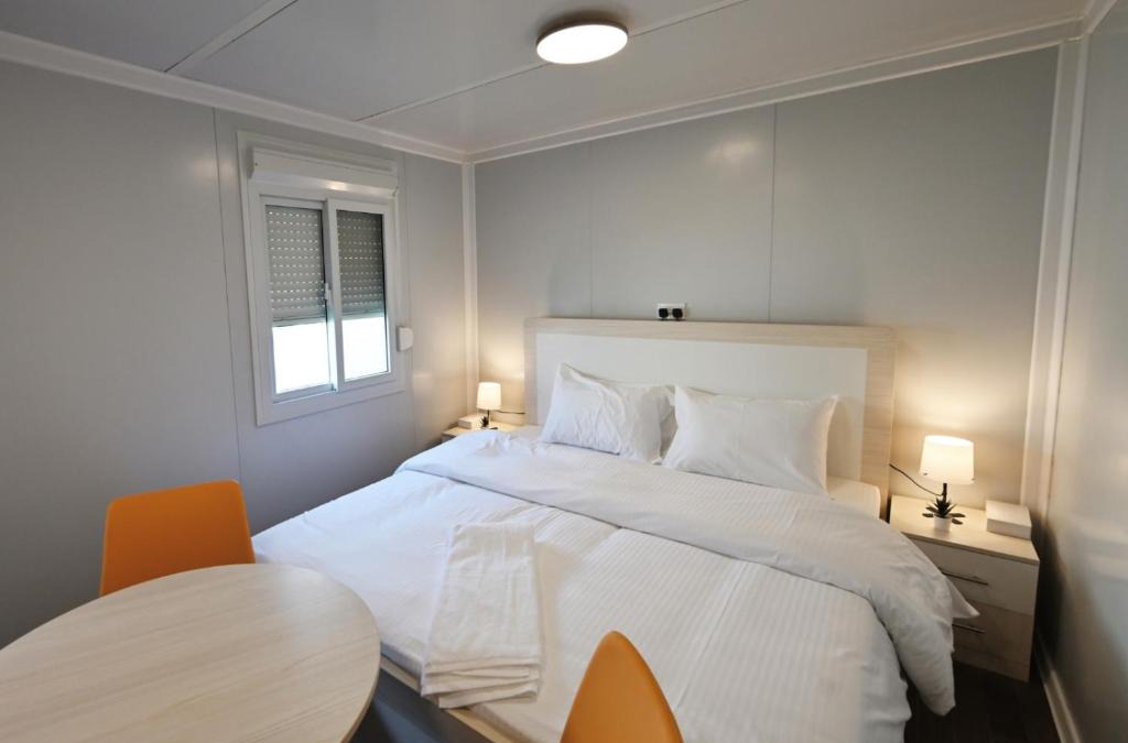 Doha Bed & Breakfast | Fan Village Cabins Free Zone