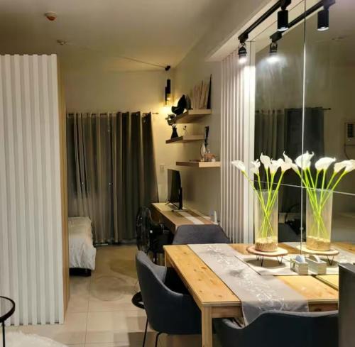 Bagumbayan Apartment | Fancy Suite near Eastwood with Awesome Balcony!