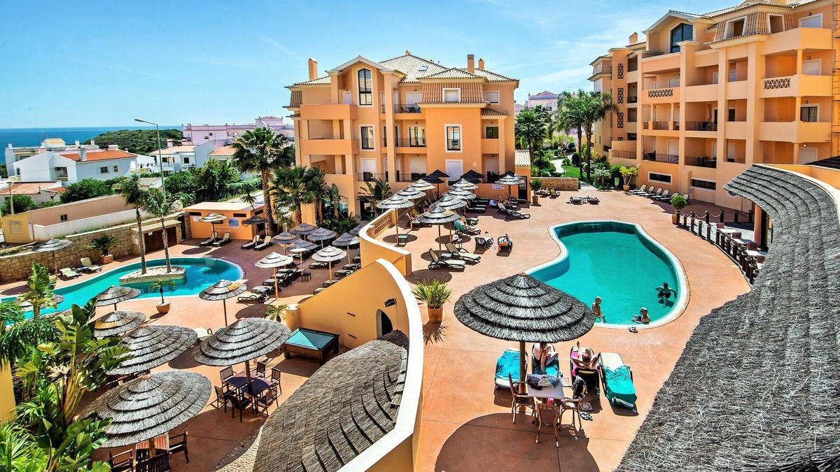 Luz Apartment | Fantastic 1 bed Apt with heated pool/sauna/hot-tub/gym
