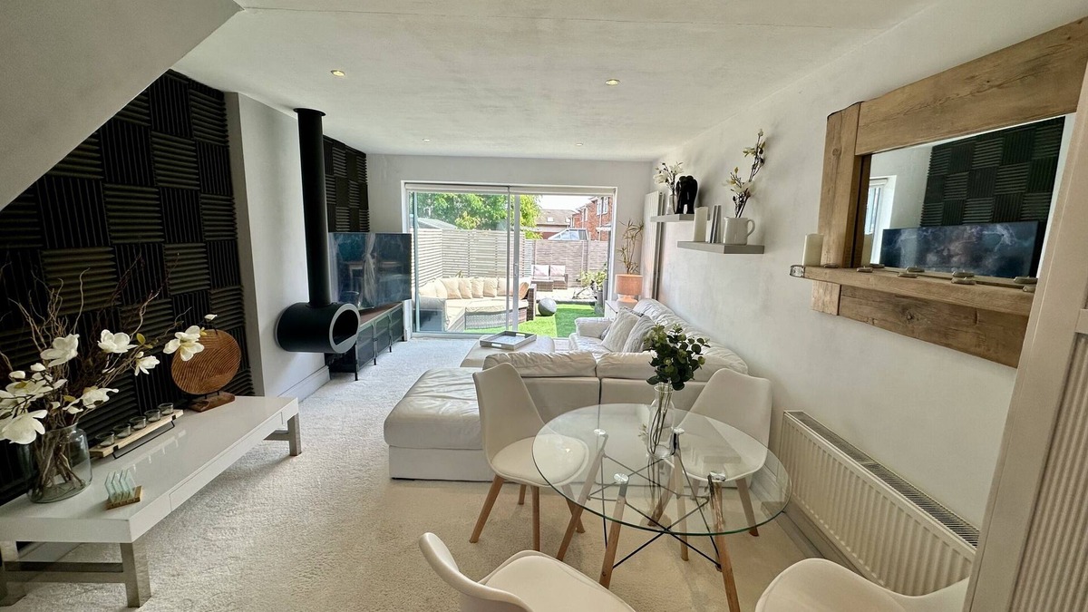 Royal Leamington Spa House | Fantastic 2-Bed House with Parking-Hosted by Hutch