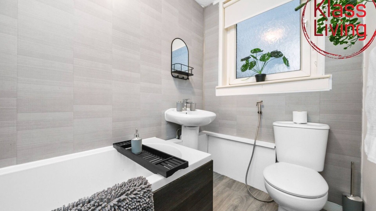 Coatbridge Apartment | Fantastic 3 bedroom Apartment with private driveway