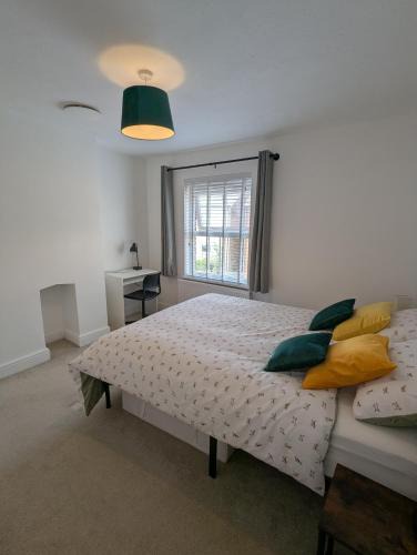 Crawley City Centre Apartment | Fantastic 3-Bedroom House in Crawley - Near Gatwick