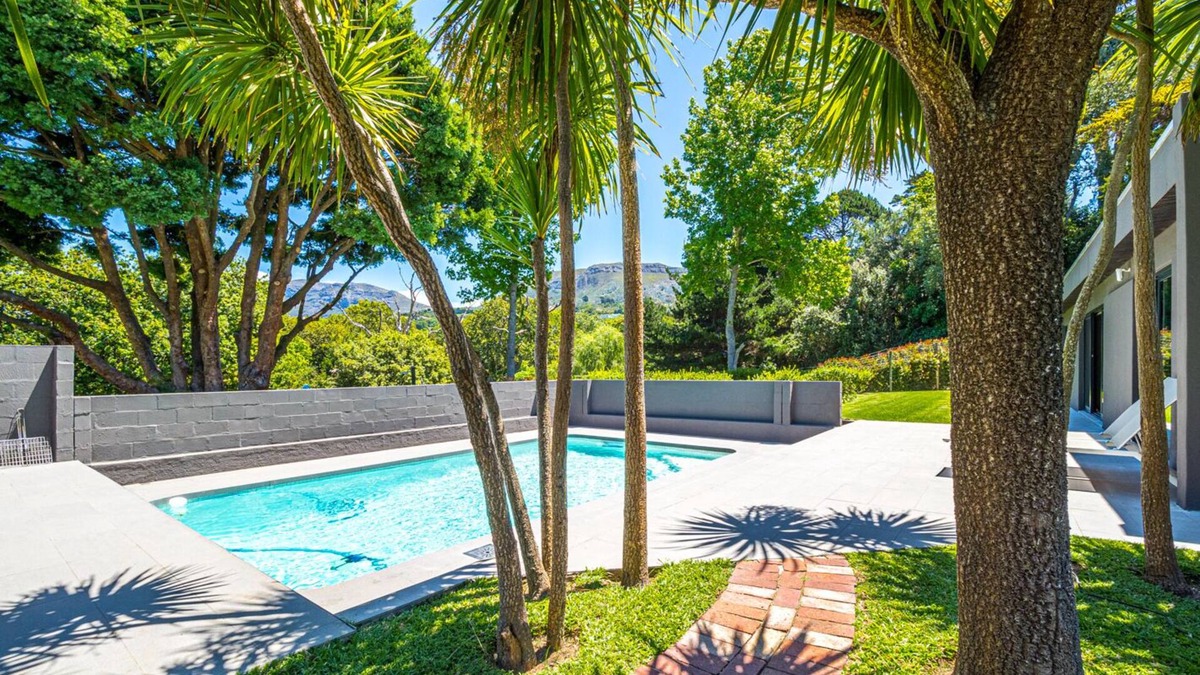 Constantia Villa | Fantastic 4 bed villa, pool, mountain views and close to vineyards of Constantia