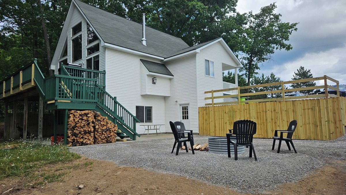 Roscommon County Ski Chalet | Fantastic 4 bedroom chalet sleeps 10 close to trails and Higgins lake