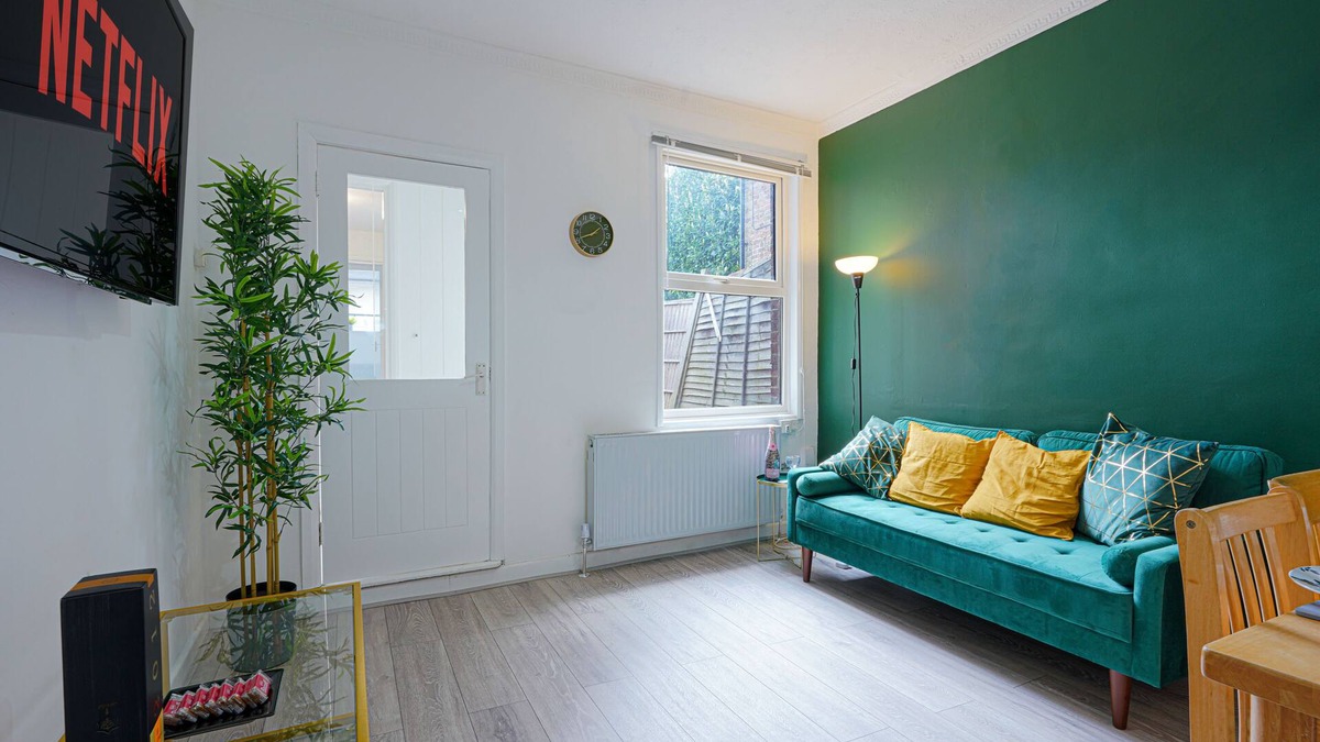 Luton House | Fantastic 5 Bedroom House