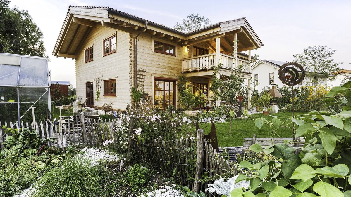 Wielenbach Apartment | Fantastic apartment in a log cabin in front of the mountains