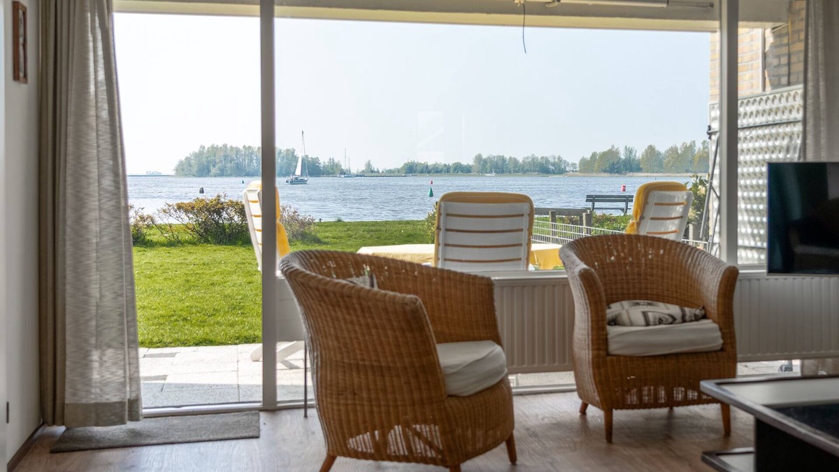 Heeg Apartment | Fantastic apartment, with a large garden. on the water, brilliant view,