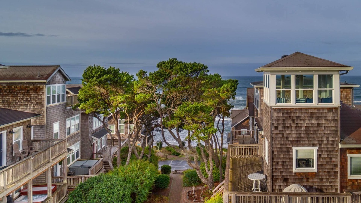 Lincoln Beach House | Fantastic Coastal Getaway, Open Floor Plan, Steps Away From Beach, Fireplace, BBQ, Ocean Views