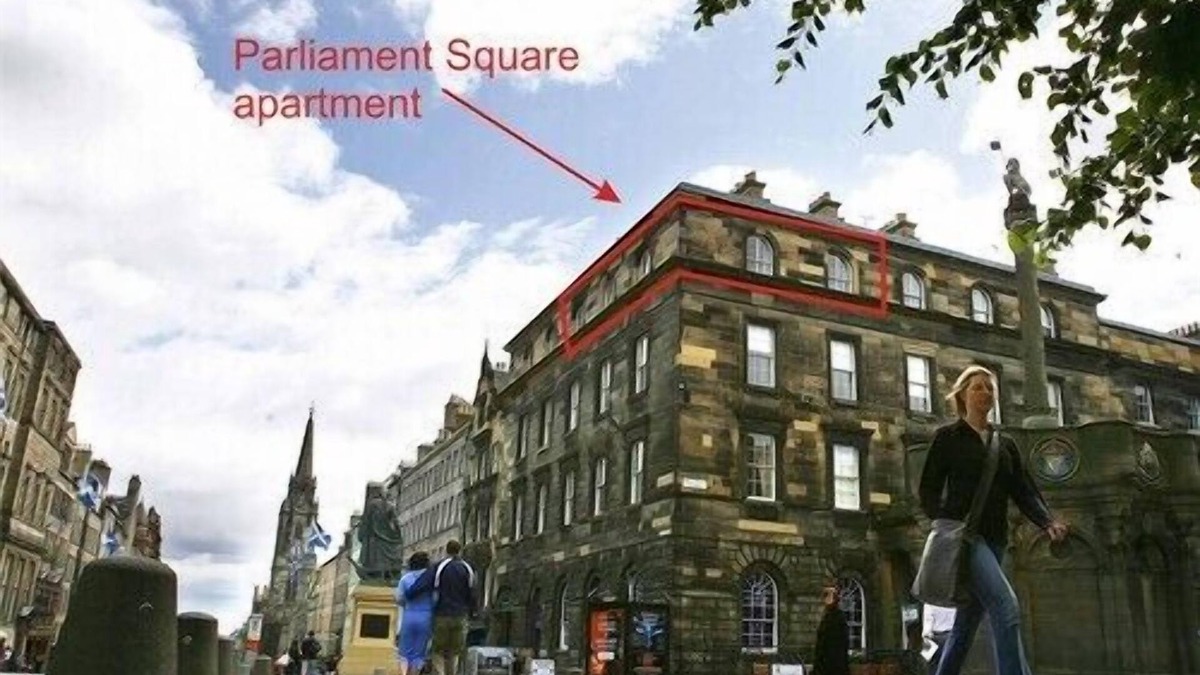Old Town Apartment | Fantastic corner 2 bedroom property with astounding views of the famous historic Royal Mile.