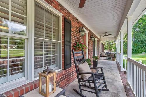 Greensboro House | Fantastic Cottage with big backyard near the city