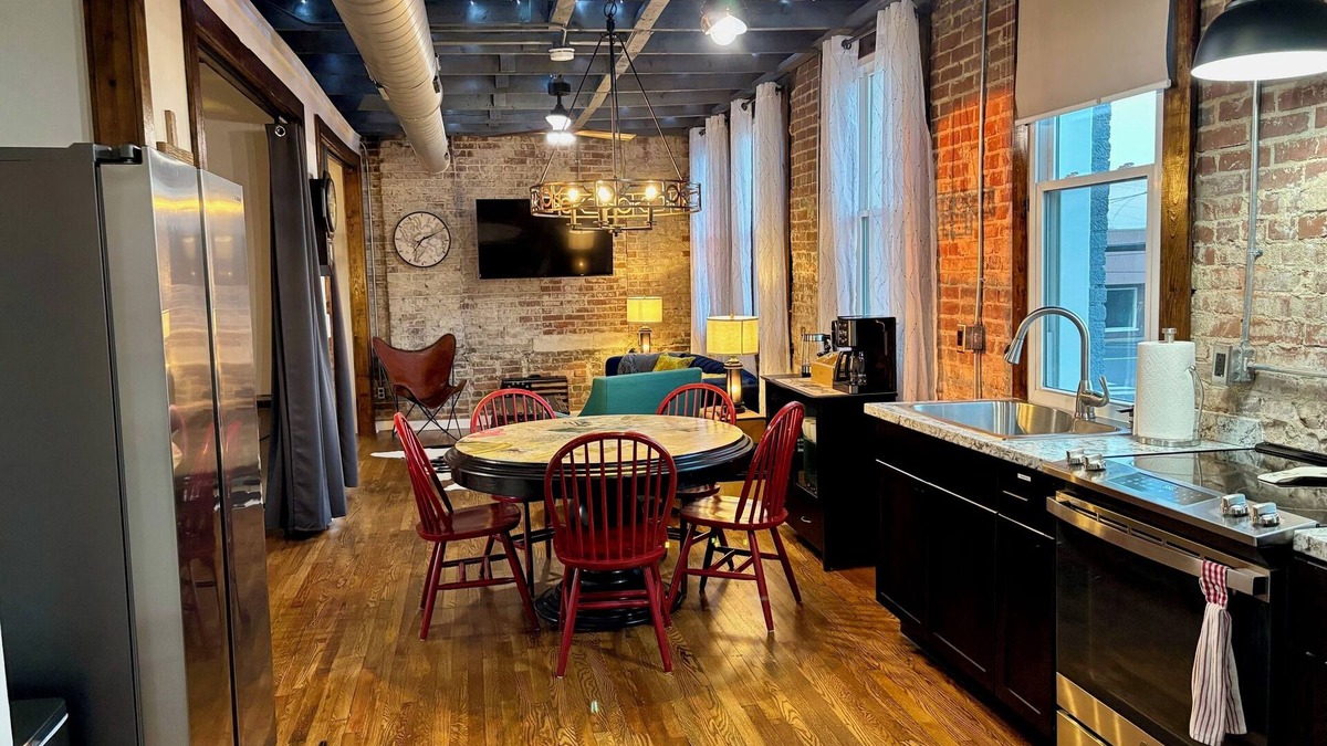 Hohenwald Apartment | Fantastic, Eclectic, 2nd Floor Urban Loft located center of downtown Hohenwald