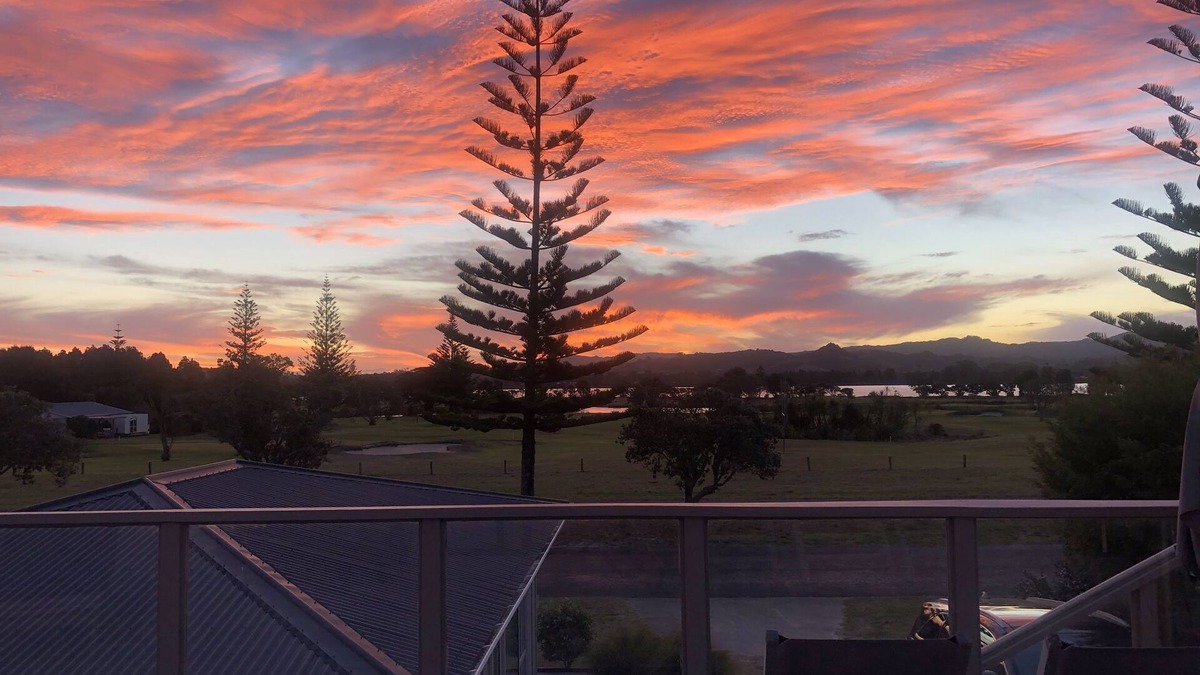 Omaha House | Fantastic Estuary & Golf Course Views, Huge Deck, Great Sunsets, Modern & Cosy