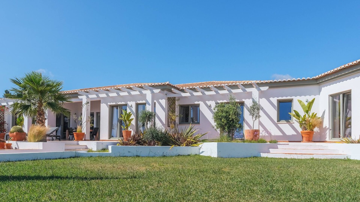 Salema House | Fantastic Family Villa with sparkling Private Pool