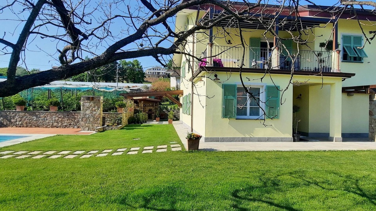 Sesta Godano Apartment | Fantastic farmhouse with swimming pool just a step away from Cinque Terre.