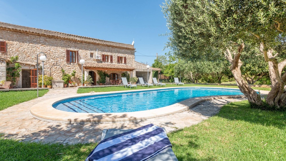 Buger Villa | Fantastic Holiday Home “Can Julia” with Mountain View