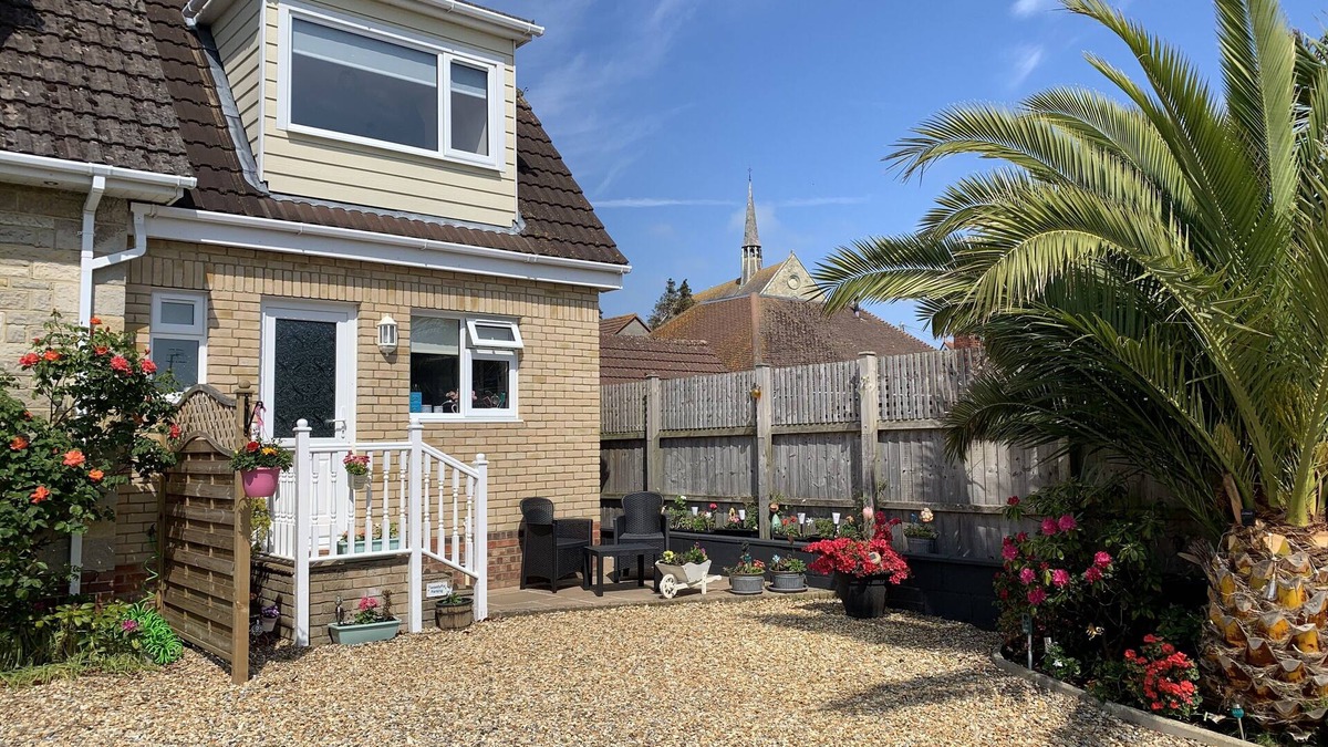 Sandown House | FANTASTIC Holiday home in Sandown (Private Entrance) near to beach with garden