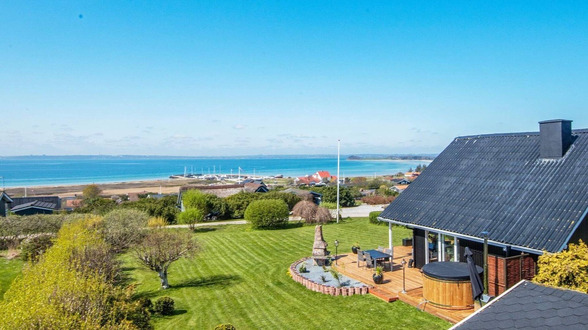 Skødshoved Strand House | Fantastic Holiday Home near Knebel with Bay-view