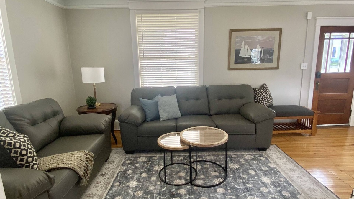 Endion House | Fantastic Home close to Canal Park, Hospitals and Lincoln Park district.
