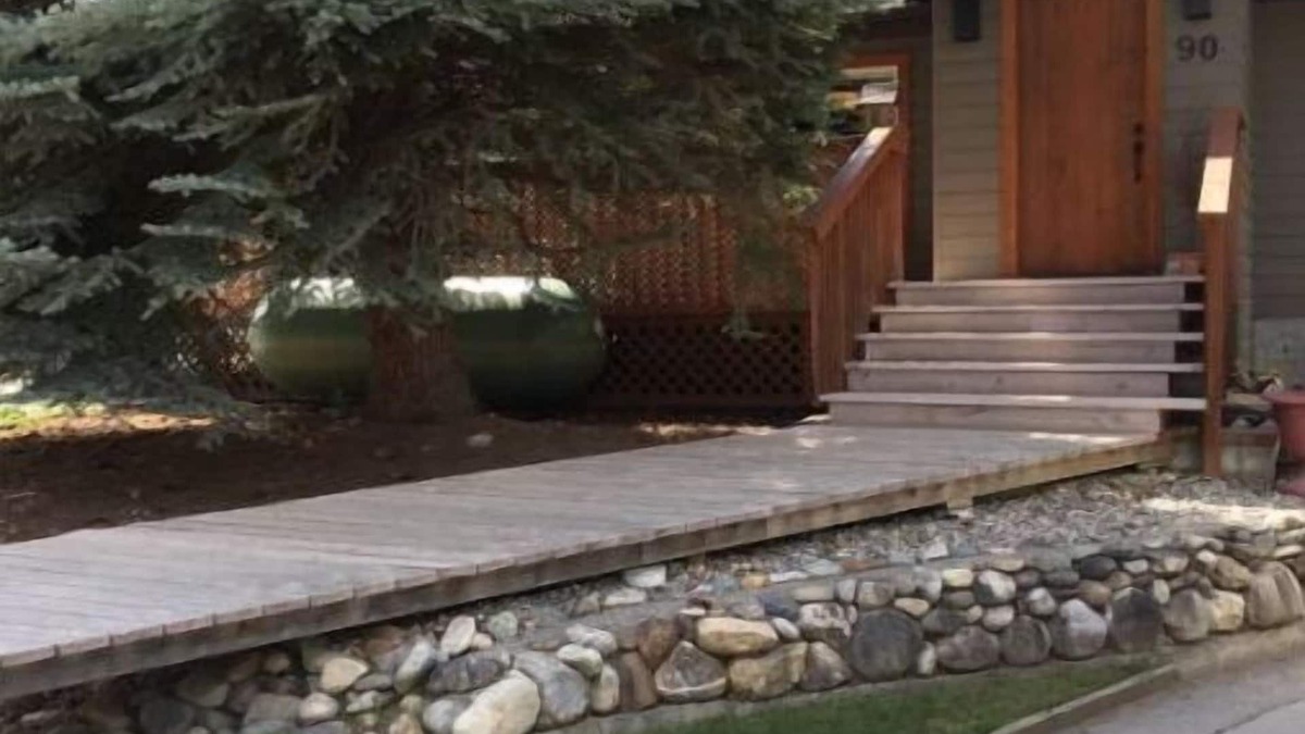 East Kootenay House | Fantastic Home Minutes From Downtown