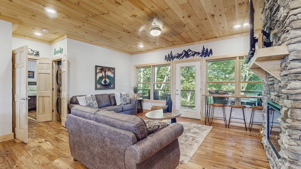 Sevierville House | Fantastic home with hot tub, fireplace, game room & fully equipped kitchen