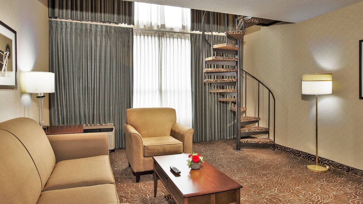 Wilburton Hotel | Fantastic location! Close to Shopping Malls & Best Restaurants! Parking, Pool