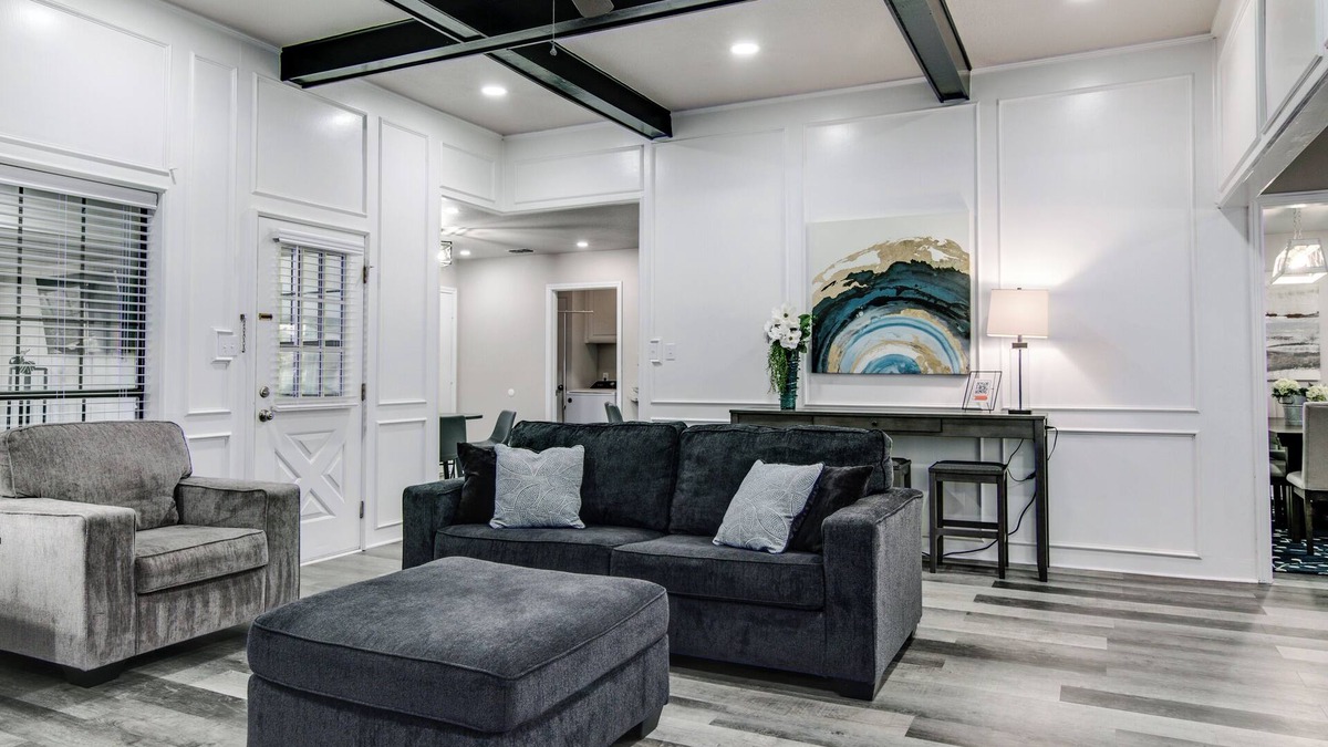 Texarkana House | Fantastic location w/fenced yard & garage. Sleeps 10