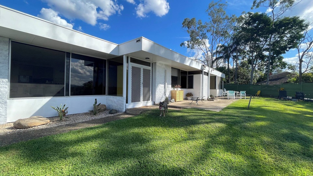 Mount Ommaney House | FANTASTIC MCM HOME OVERLOOKING MOUNT COOTHA AND BRISBANE CITY. PETS ALLOWED -