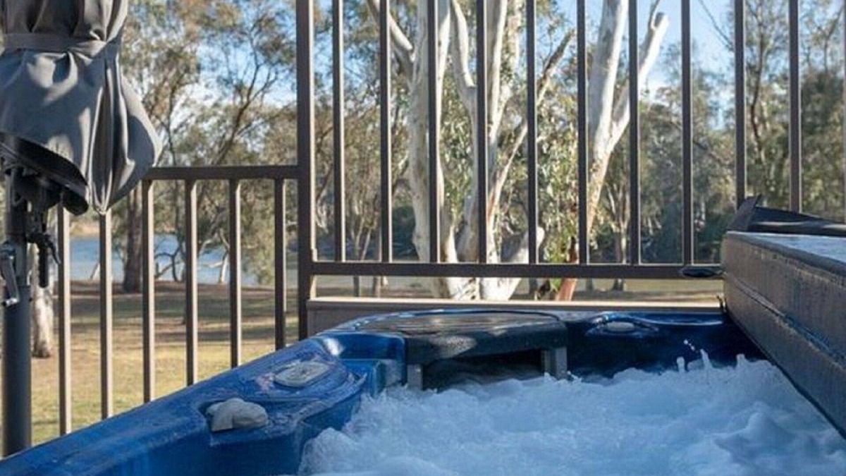 Moama House | "Fantastic Murray River get away for 2 - 3 families or a large group of friends"