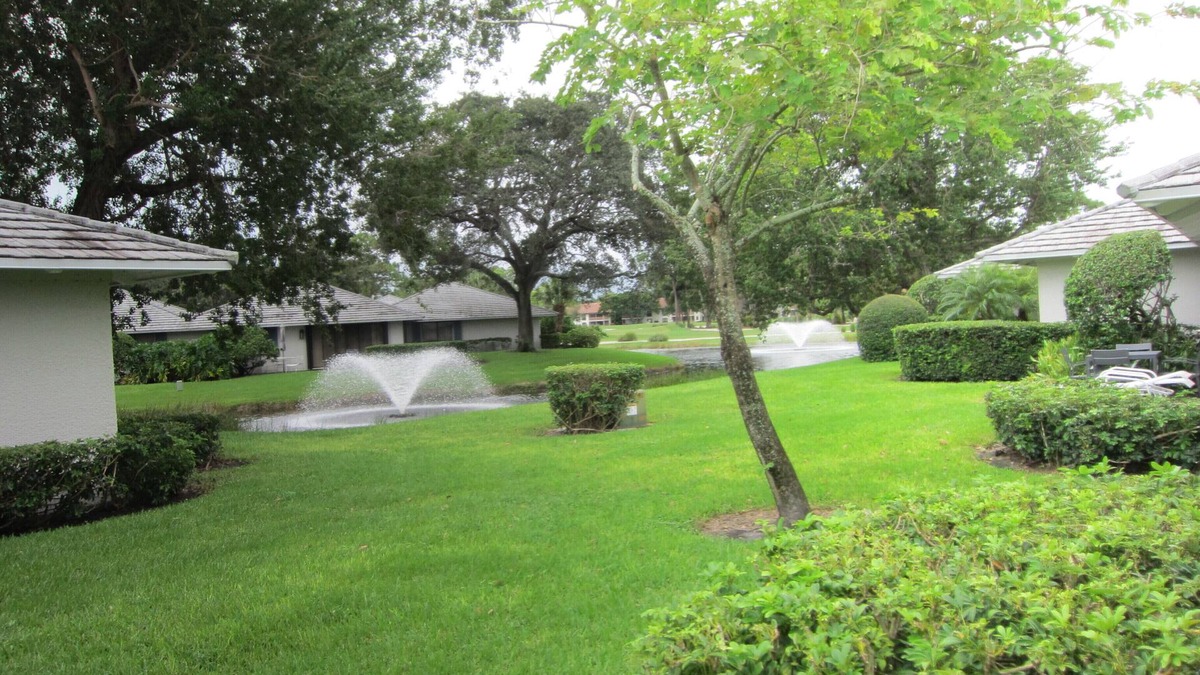 Palm Beach Gardens Condo | Fantastic PGA Club Cottage with Relaxing Pond and Fountain Views!