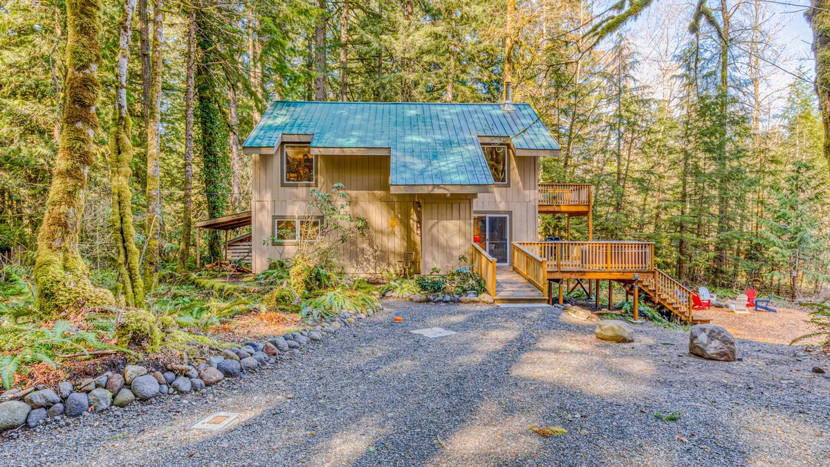 Zigzag Cabin | Fantastic river cabin near Mount Hood with private hot tub, firepit & wood stove