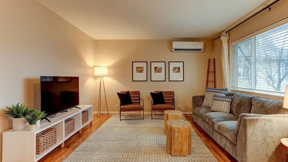 Redmond House | Fantastic Single Level Retreat, Pet Friendly, Near Downtown Redmond, Fenced Yard, AC, Washer/Dryer