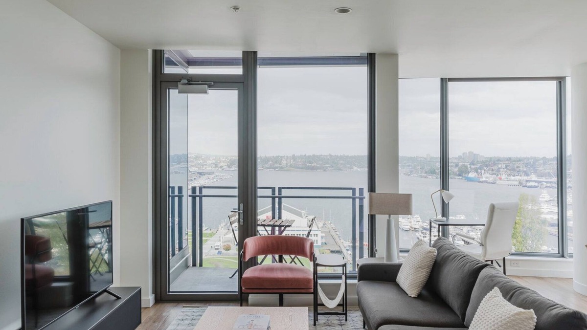 South Lake Union Apartment | Fantastic SLU 2BR w/Gym, Media Room, W/D & Rofotop, by Blueground