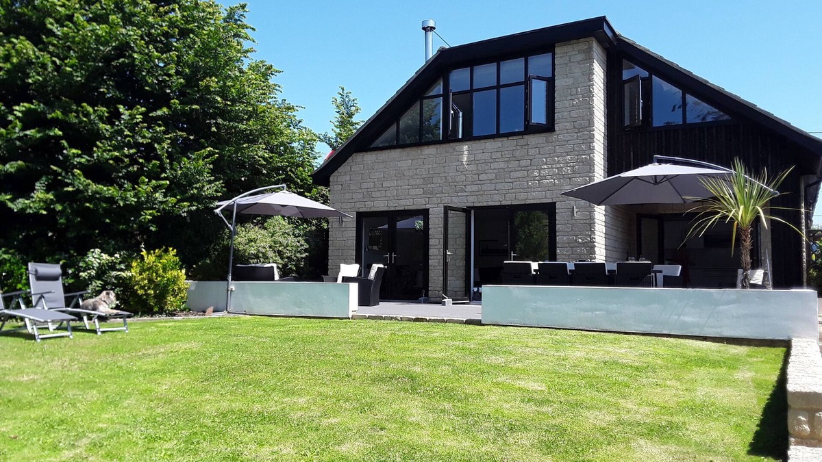 Brighstone House | Fantastic, sociable home in the beautiful village of Brighstone, with hot tub.
