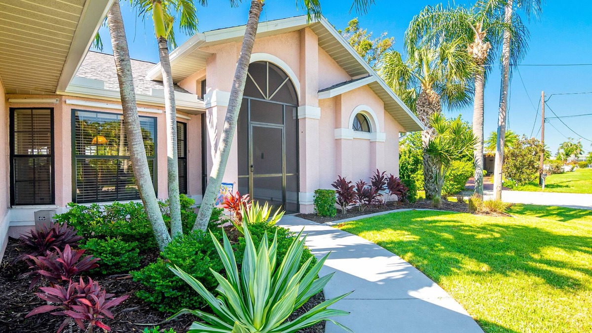 Yacht Club House | Fantastic south-facing, central, peaceful and only a few minutes from the river