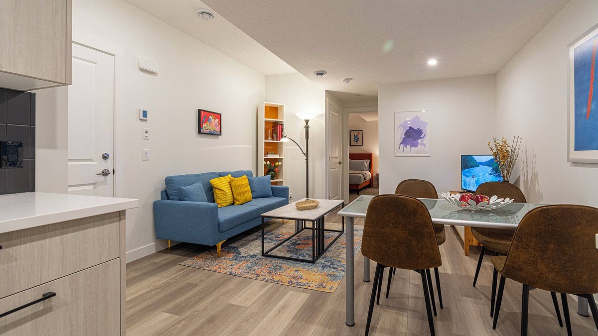 Keith Apartment | Fantastic Suite in NW Calgary | Swimming Pool & More! | Independent Access