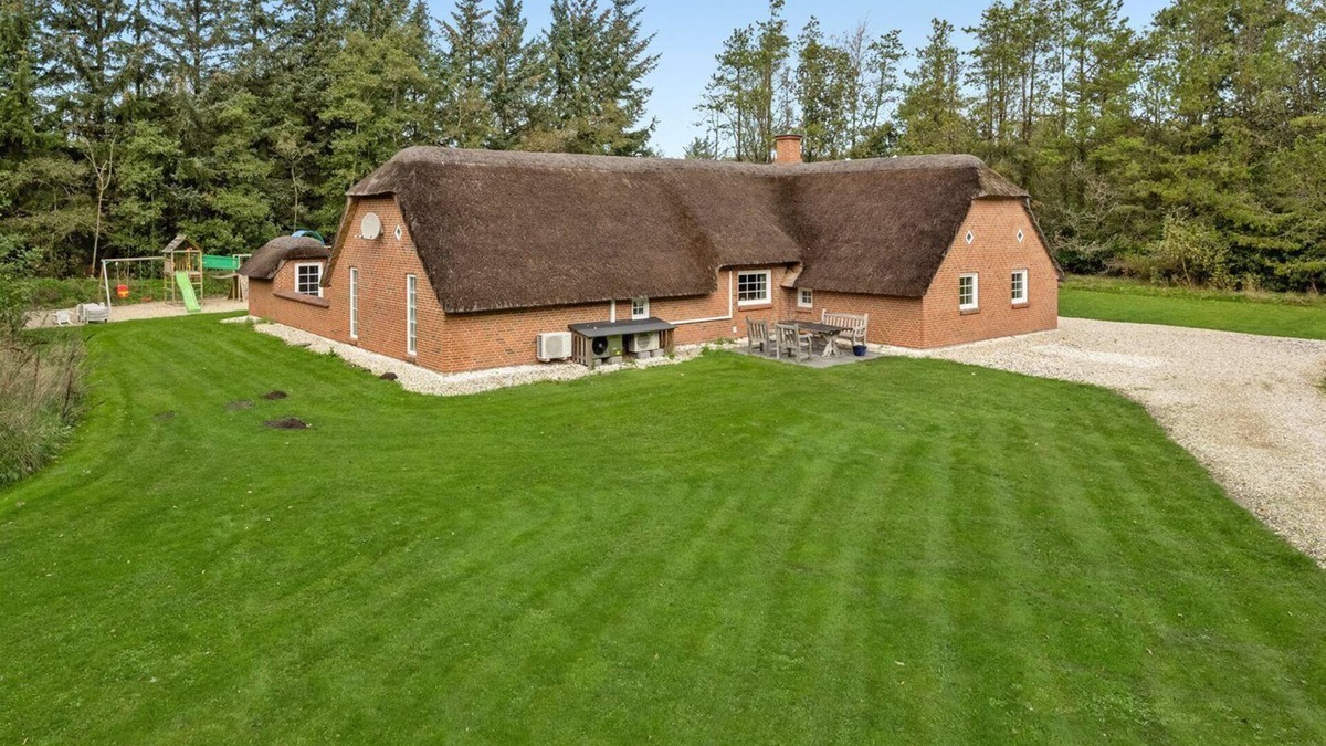 Husby House | Fantastic vacation home with swimming pool, whirlpool and sauna by the North Sea