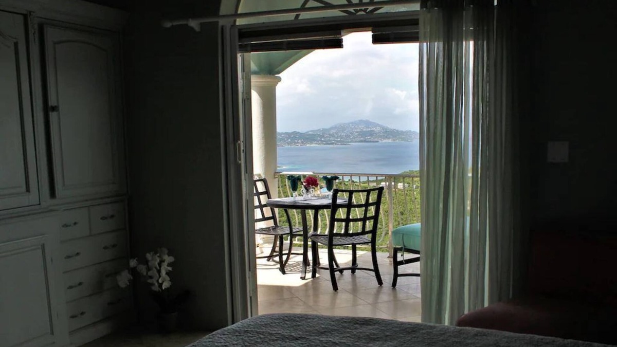 Estate Bellevue House | Fantastic Views and Affordable Luxury at SeasSwan