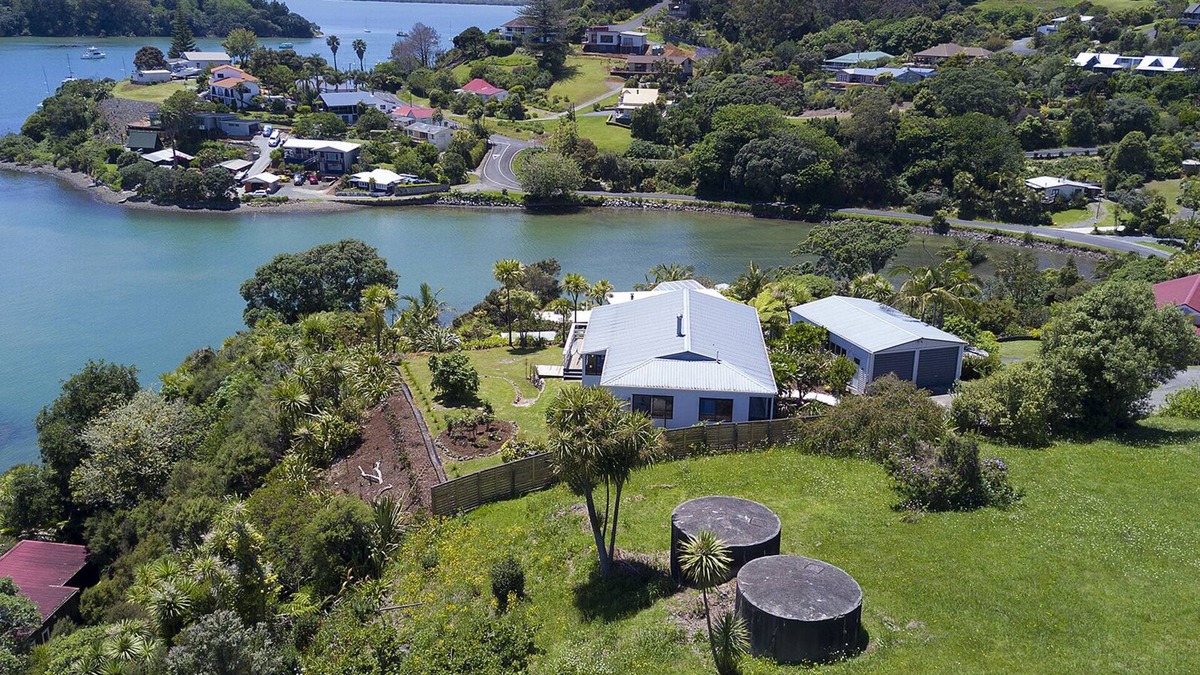 Mangonui House | Fantastic views in peaceful setting overlooking Mangonui Harbour